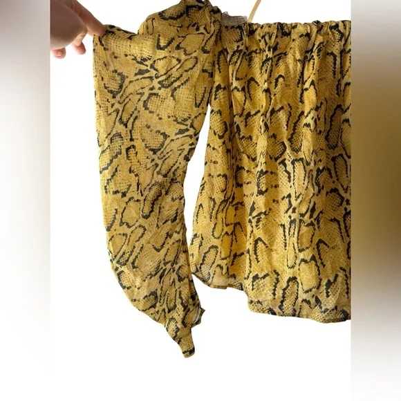 FRAME NWOT Off the Shoulder Billow Top in Python Yellow Size XS $445 MSRP - Picture 7 of 12